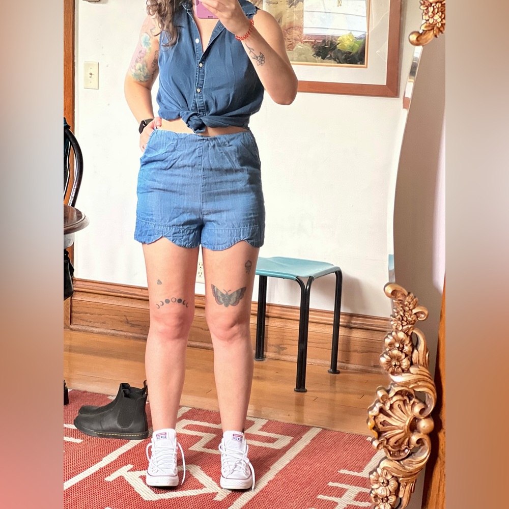 Lightweight jean scalloped shorts